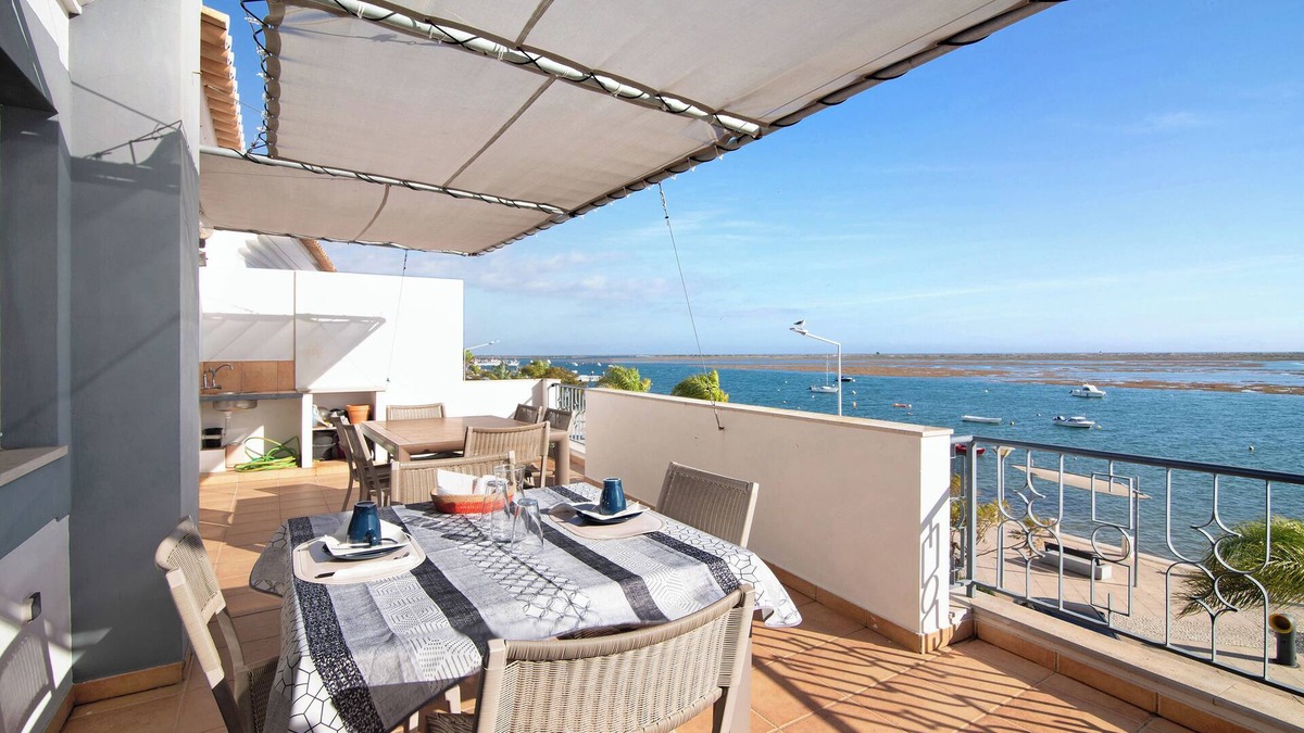 Santa Luzia Apartment | Holiday Apartment "Duplex Tartaruga" with Private Terrace & Wi-Fi