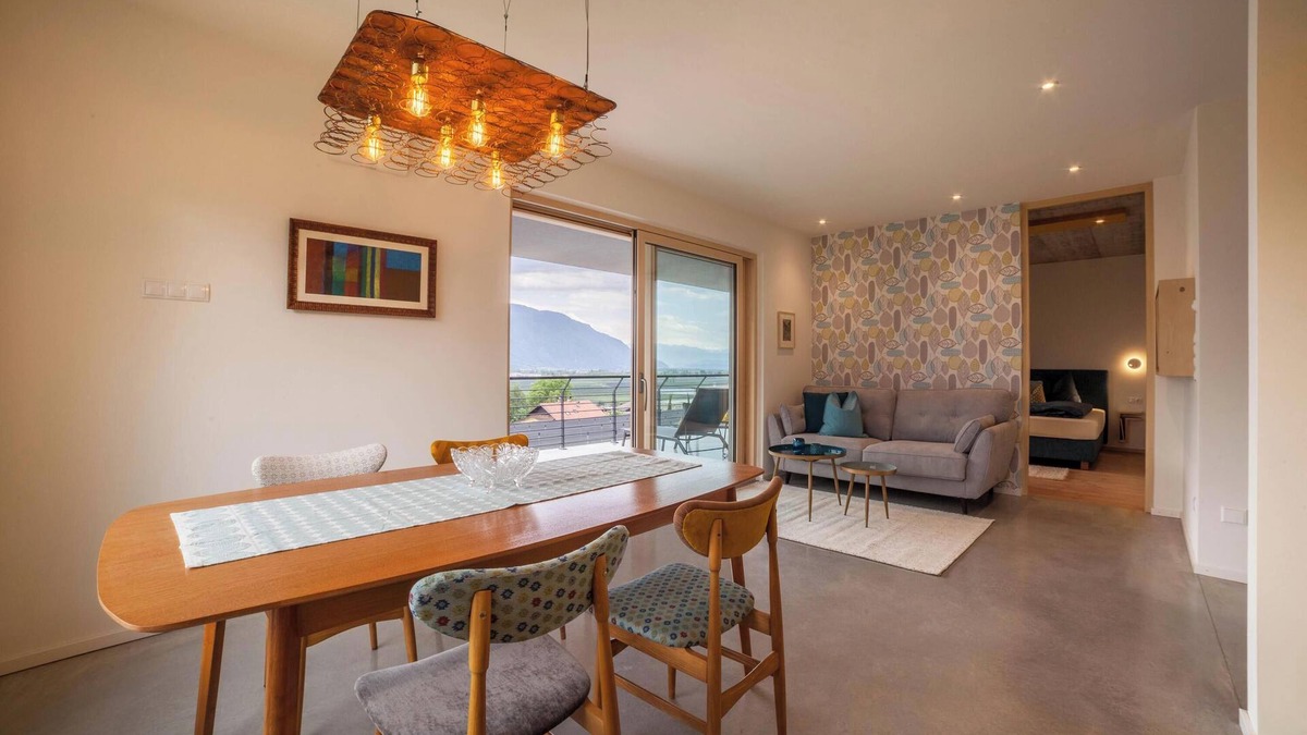 Cermes Apartment | Holiday Apartment "Das Eckige" with Mountain View, Wi-Fi, Garden & Terrace
