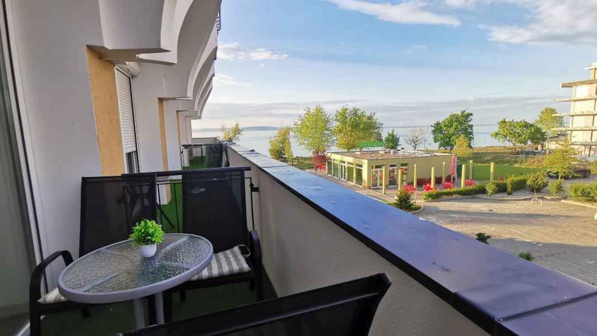 Siofok Apartment | Holiday apartment directly on the water with free beach