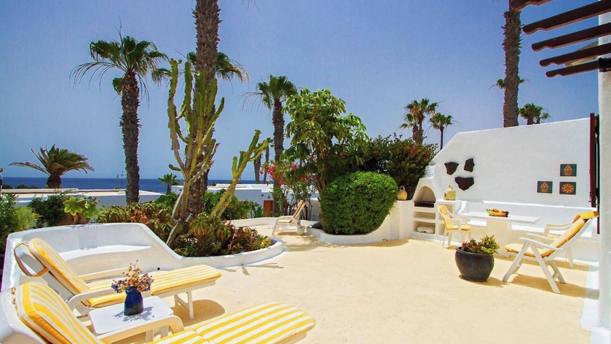 Playa Blanca Apartment | Holiday Apartment Puerto Chico C by Beach with Shared Pool & Wi-Fi