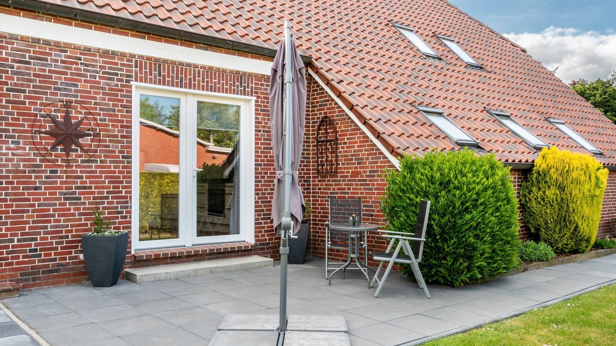 Emden Apartment | Holiday Apartment 'Ferienhaus Behrends' with Private Terrace and Wi-Fi