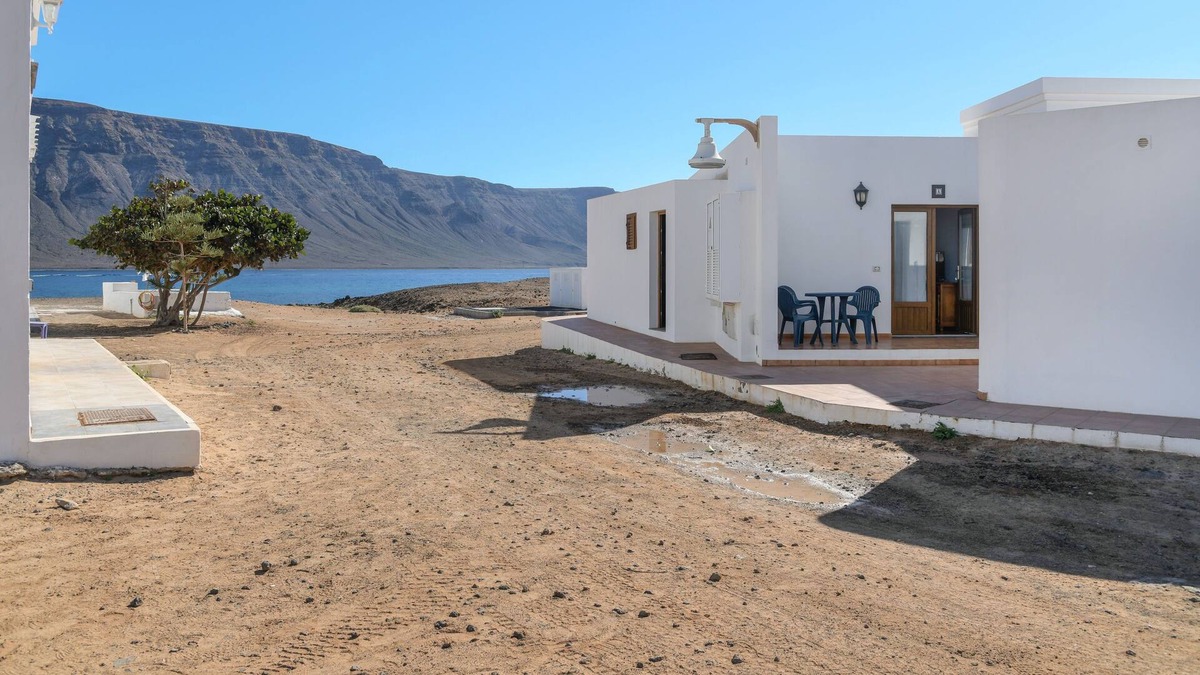 Caleta de Sebo Apartment | Holiday Apartment "Flor Cinco" with Mountain or Sea View, Wi-Fi & Terrace