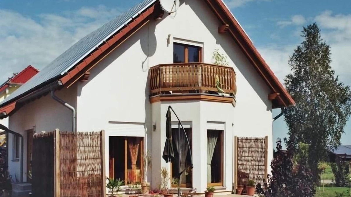 Bad Buchau Apartment | Holiday apartment for non-smokers, with a balcony, classified as four-star by the DTV, on the outskirts