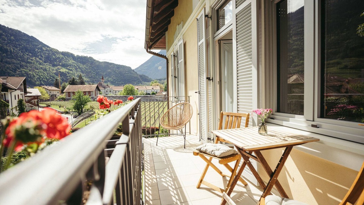 Lagundo Apartment | Holiday Apartment 'Freienfeldhof Golden' with Mountain View, Shared Garden and Wi-Fi