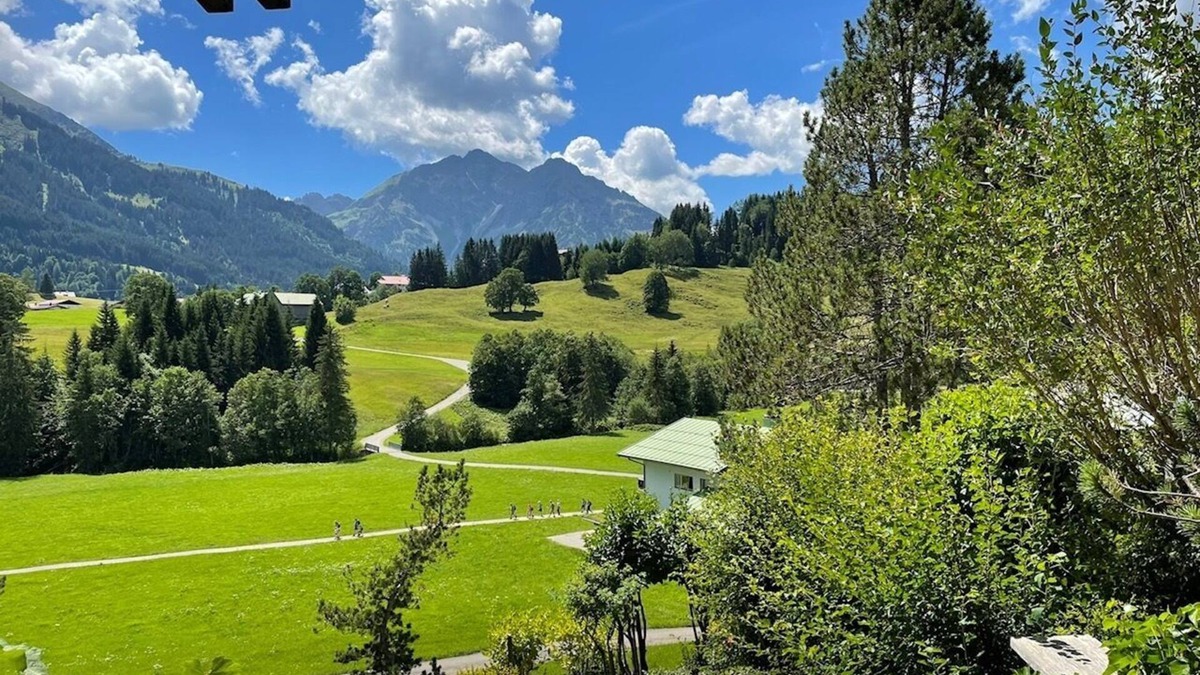 Mittelberg Apartment | Holiday Apartment Gruppenferienwohnung am Auweg with Mountain View, Garden & Wi-Fi
