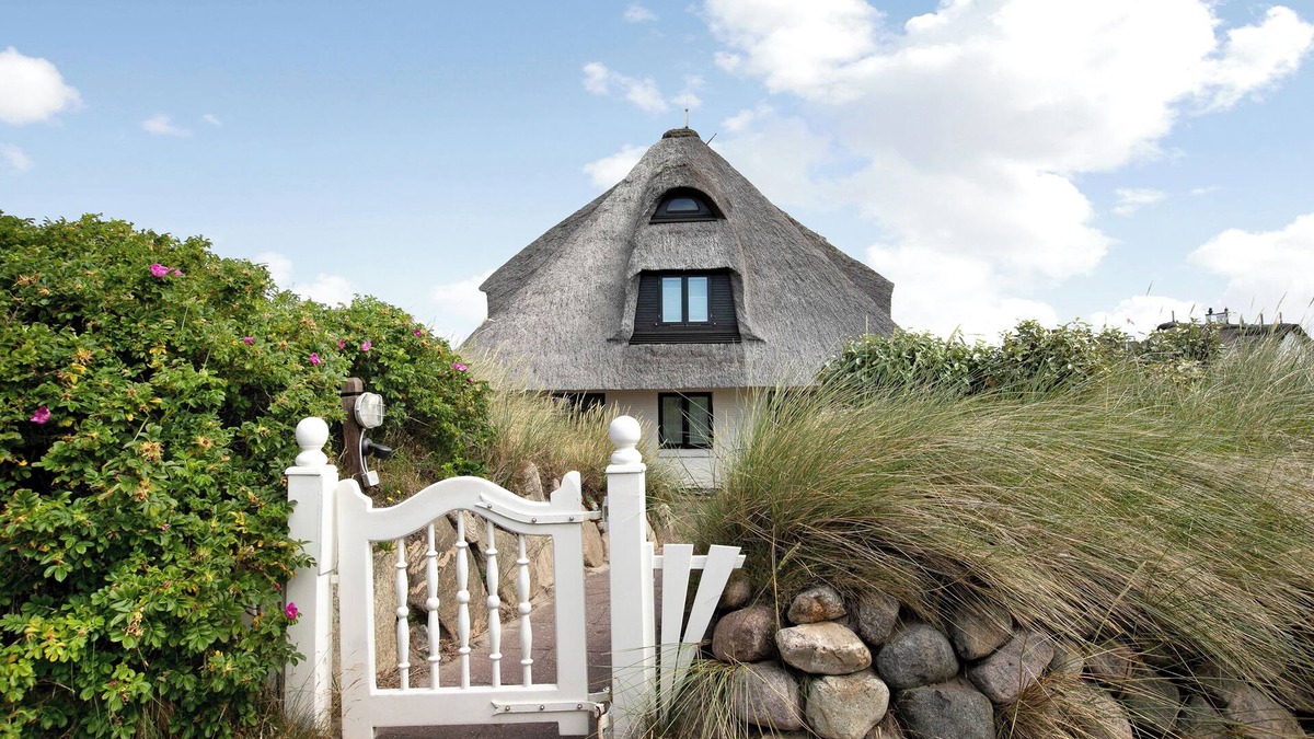 Rantum Apartment | Holiday Apartment 'Haus Lazy Dolphin No. 10' with Sea View and Wi-Fi