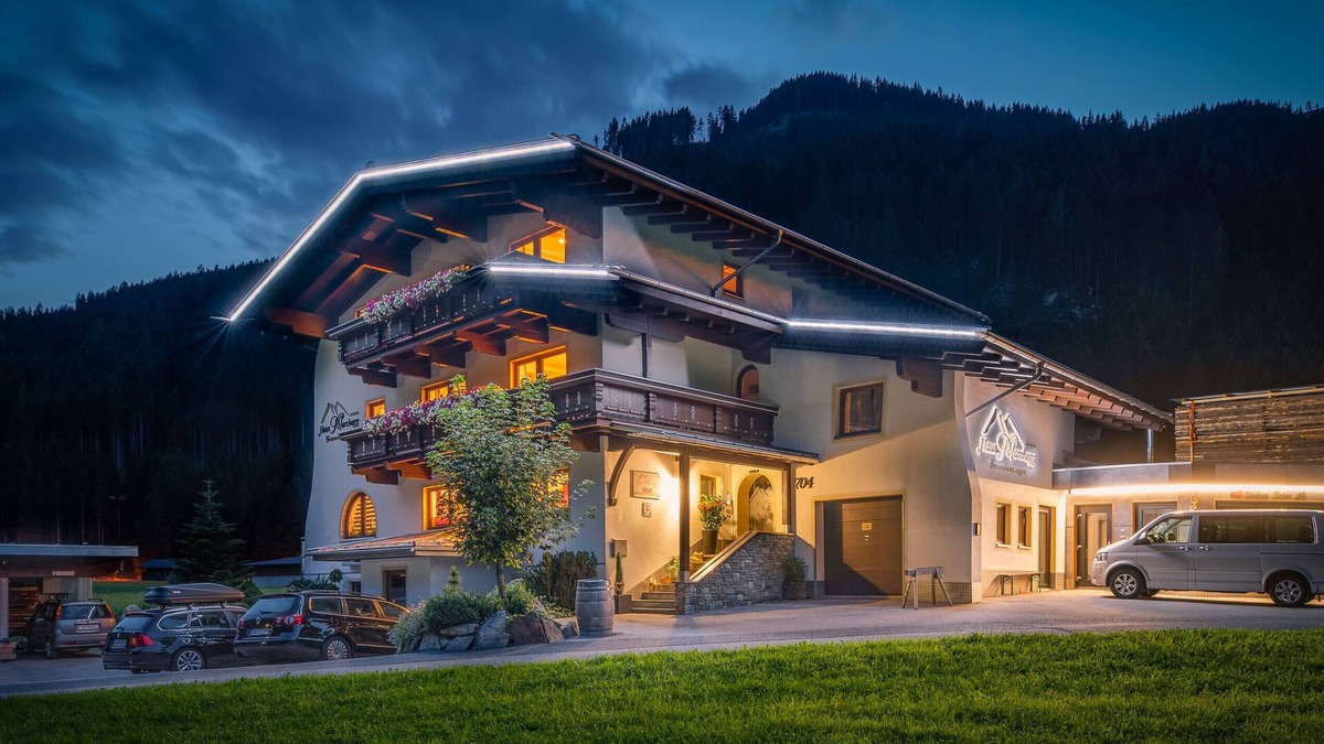 Madseit Apartment | Holiday Apartment 'Haus Marchegg - Bergkristall' with Mountain View, Balcony and Wi-Fi