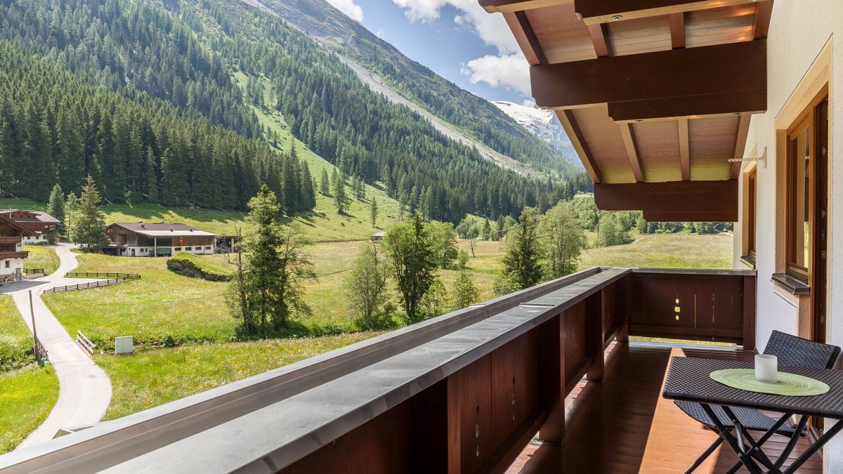 Madseit Apartment | Holiday Apartment 'Haus Marchegg - Steinbock' with Mountain View, Balcony and Wi-Fi