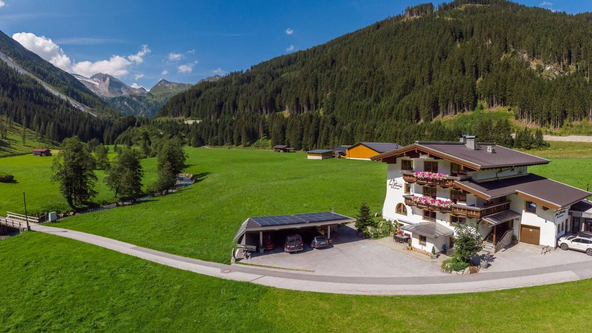 Madseit Apartment | Holiday Apartment 'Haus Marchegg - Glacier' with Mountain View, Balcony and Wi-Fi