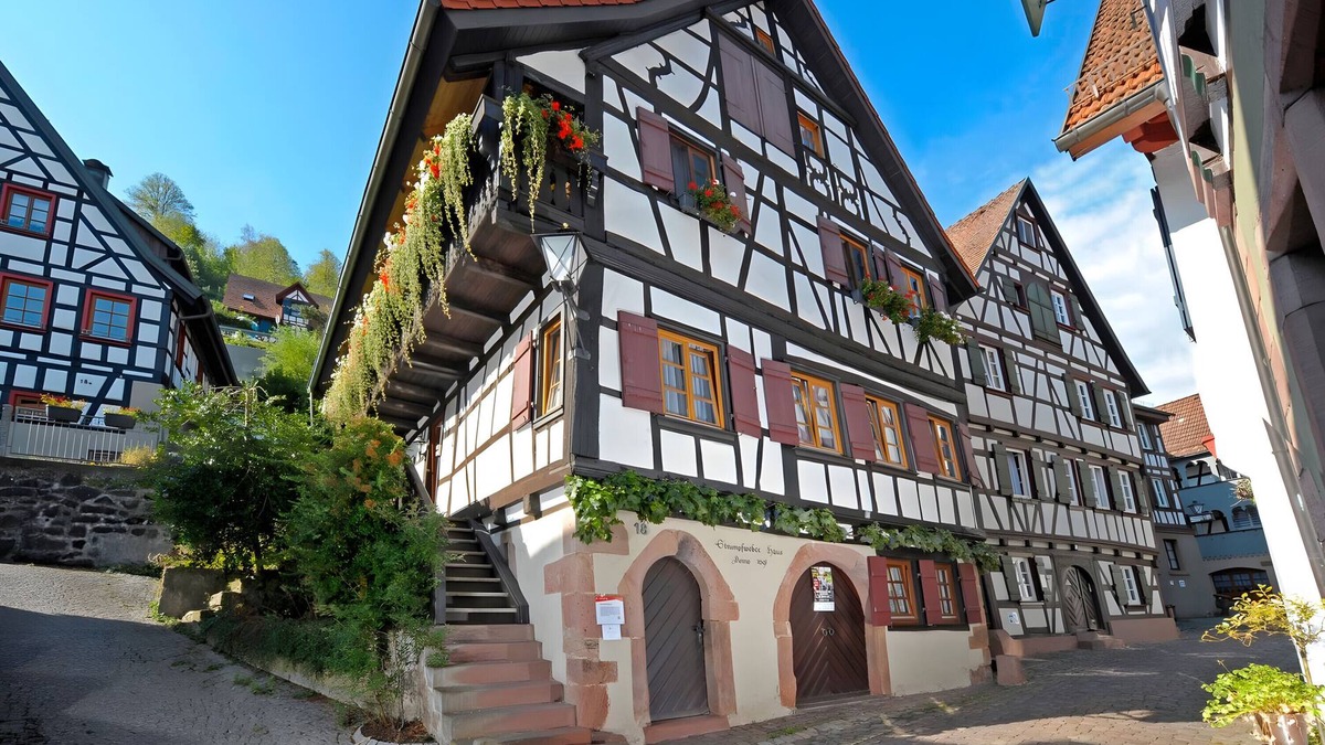 Schiltach Apartment | Holiday Apartment 'Im Strumpfweberhaus' with Private Terrace and Wi-Fi