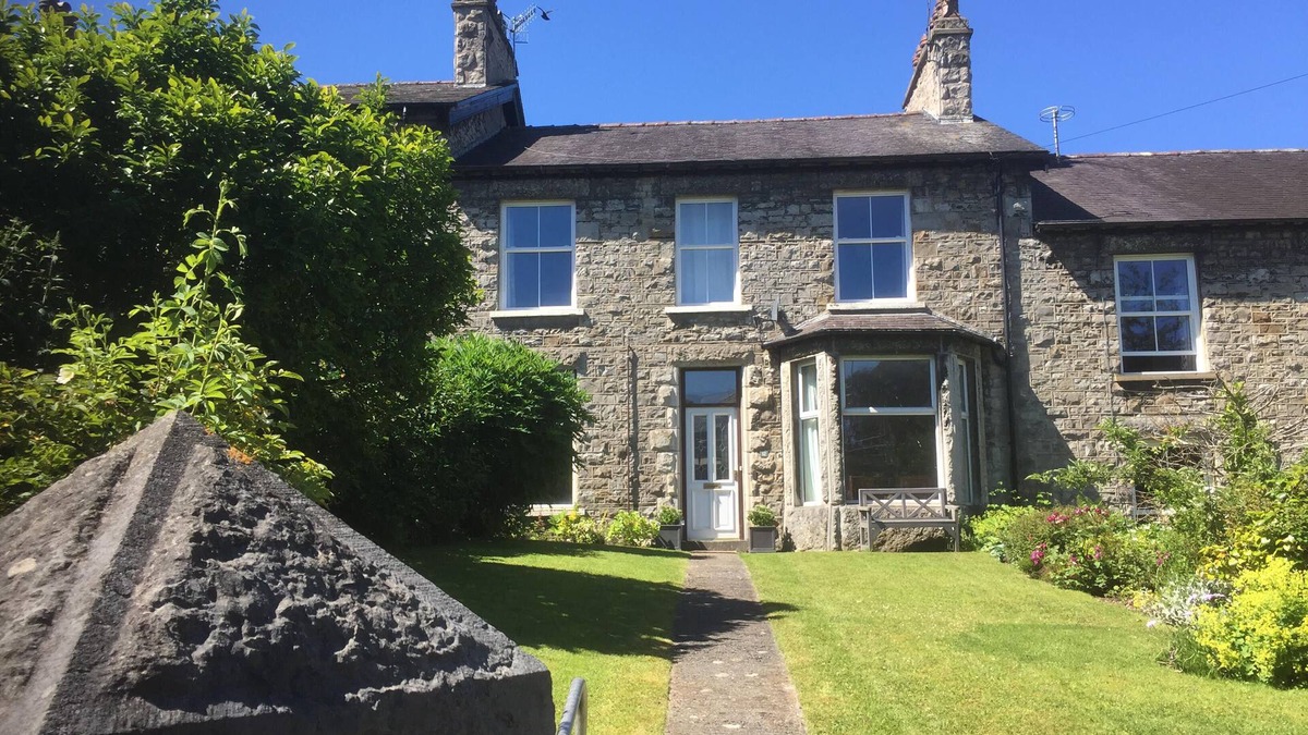 Arnside Apartment | Holiday apartment in lovely scenic location minutes from waterfront