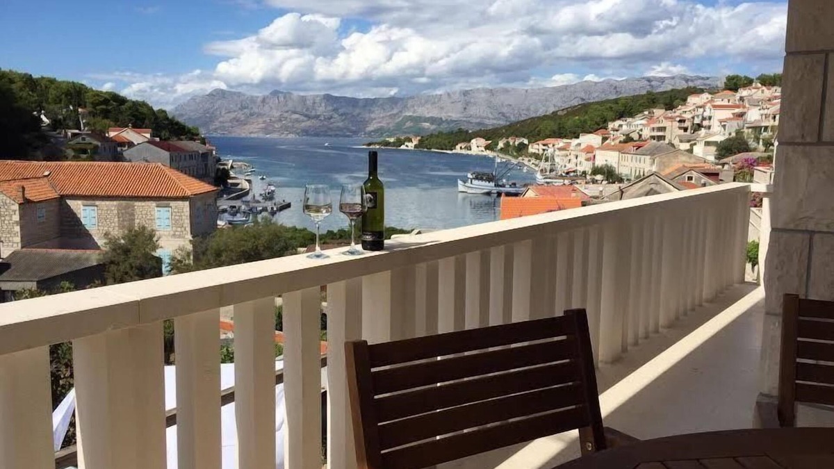 Povlja House | Holiday Apartment in Povlja with Communal Parking