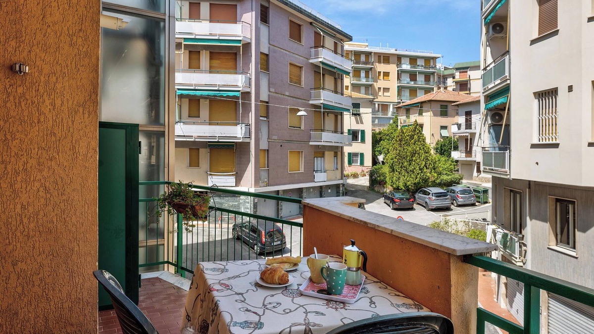 Finale Pia Apartment | Holiday Apartment Isophylla Standard with Balcony & Wi-Fi