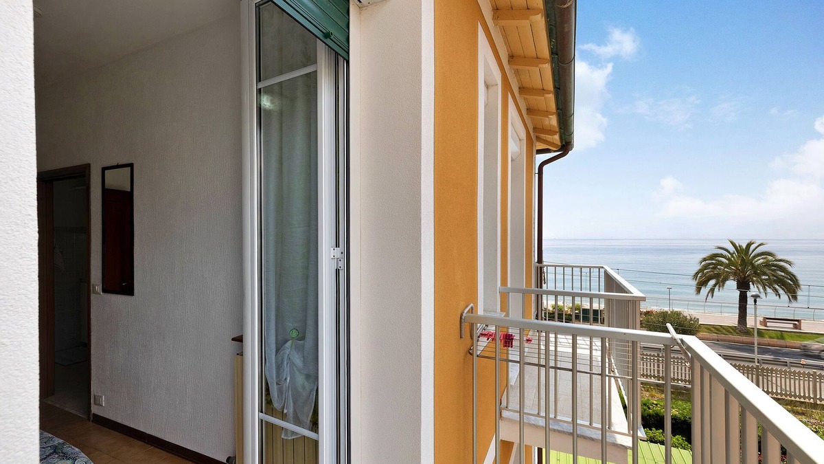Pietra Ligure Apartment | Holiday Apartment "Numero 10" with Sea View, Balcony & Wi-Fi