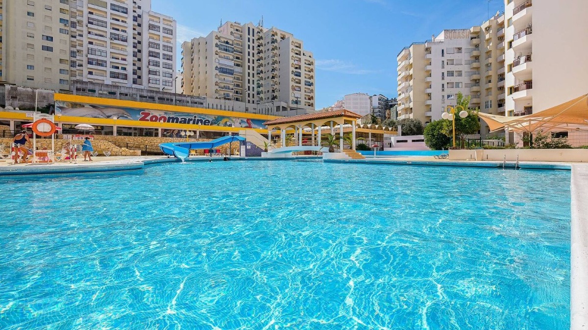 Praia da Rocha Apartment | Holiday Apartment "Karol Vaz" with Balcony, Shared Pool & Wi-Fi