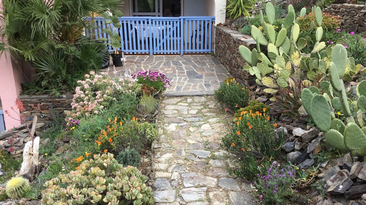 Cerbere Apartment | Holiday Apartment "La Nicrom" with Sea View, Shared Pool & Wi-Fi