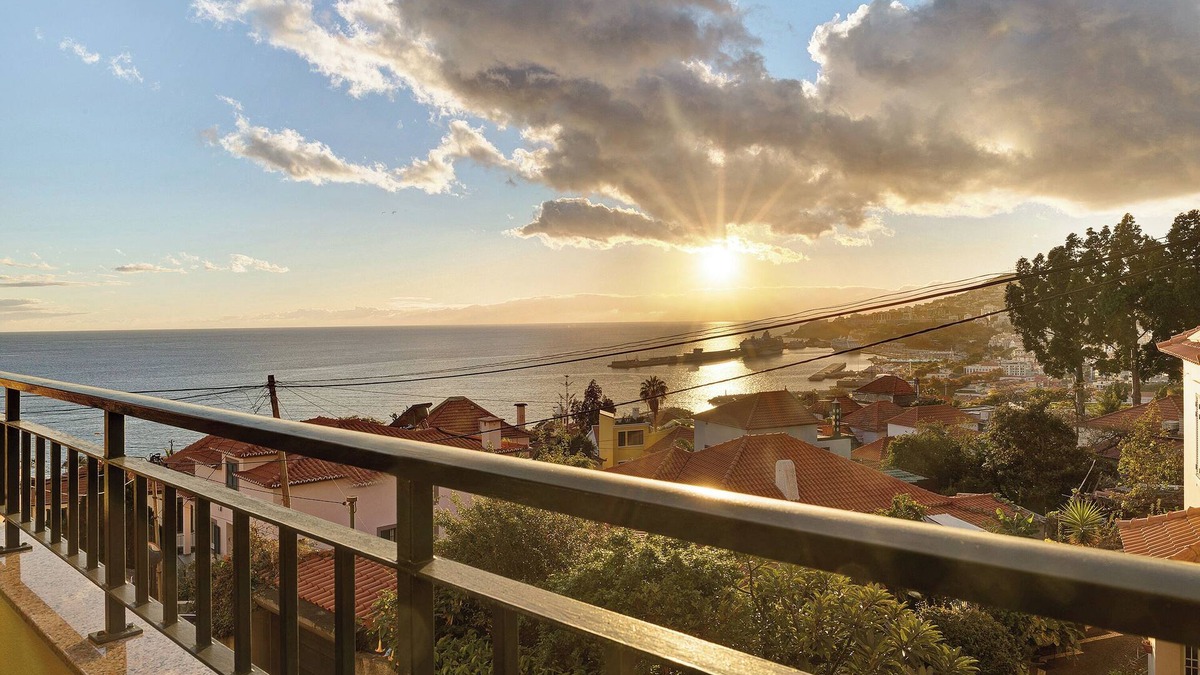 Santa Maria Maior Apartment | Holiday Apartment "Palheiro Residence Familiar 2" with Sea View, Balconies & Wi-Fi