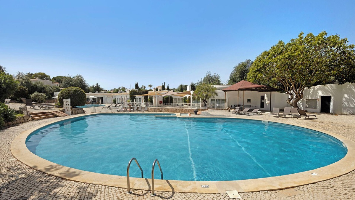 Mato Serrao Apartment | Holiday Apartment 'Quinta Do Paraíso' with Shared Pool, Shared Garden & Wi-Fi