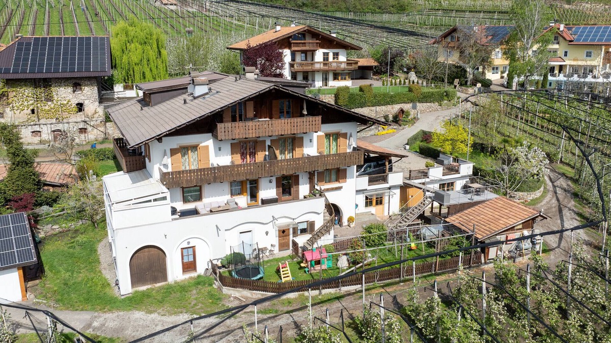 Lagundo Apartment | Holiday Apartment 'Rasnerhof Ferienwohnung Zielspitz' with Moutain View, Balcony & Wi-Fi