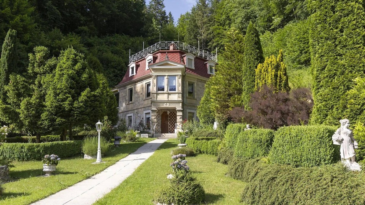 Bad Urach Apartment | Holiday Apartment 'Romance in the Castle' with Mountain View, Private Garden and Wi-Fi