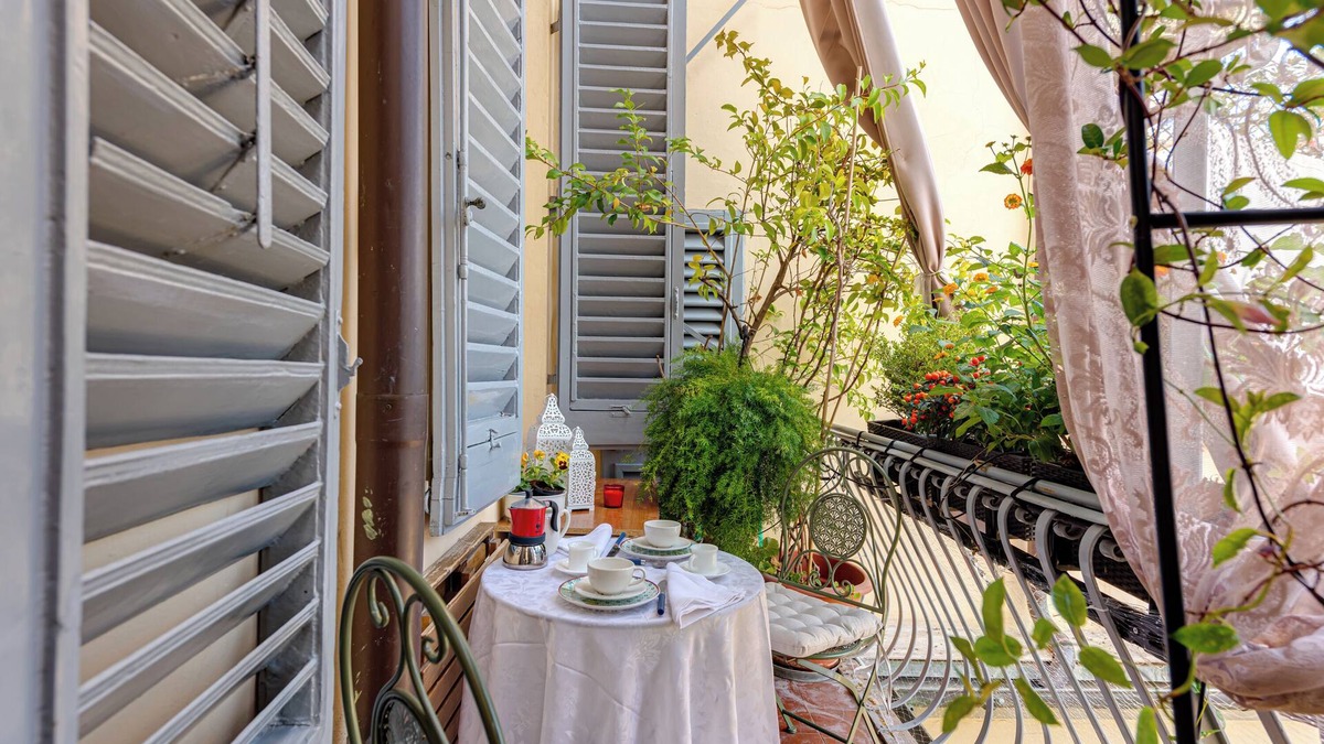 Sant' Ambrogio Apartment | Holiday Apartment "Romantic Suite Home" with Balcony & Wi-Fi
