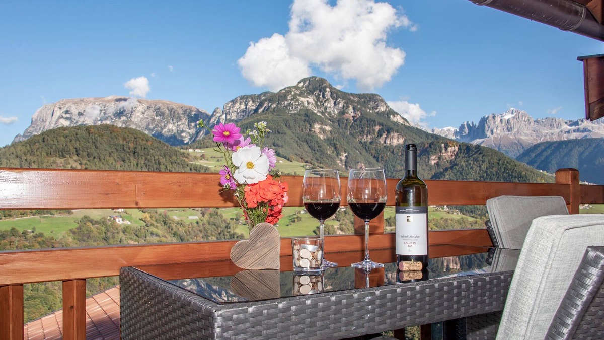 Brie Apartment | Holiday Apartment "Schlern - Heigler Hof" with Mountain View, Wi-Fi, Balcony, Sauna & Terrace