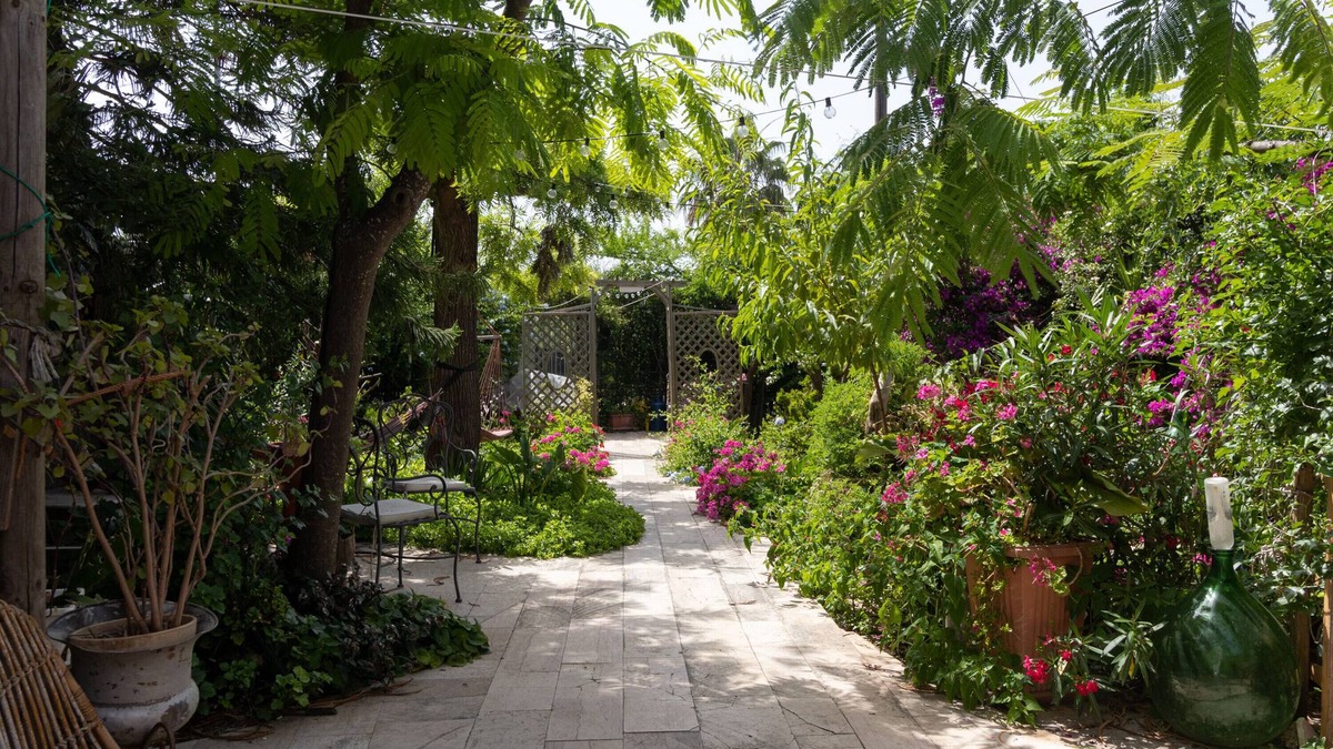 Giovinazzo Apartment | Holiday Apartment "Secret Garden" with Shared Garden & Wi-Fi