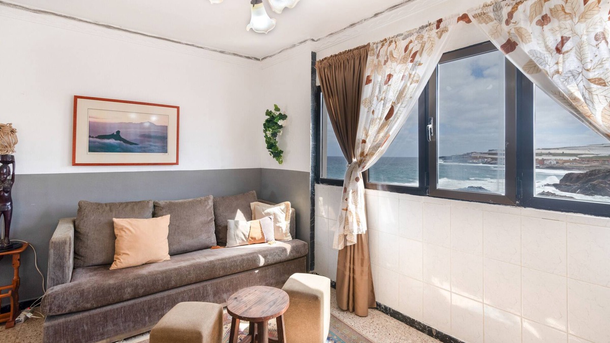 Galdar Apartment | Holiday Apartment 'Siempreviva' with Shared Pool and Wi-Fi