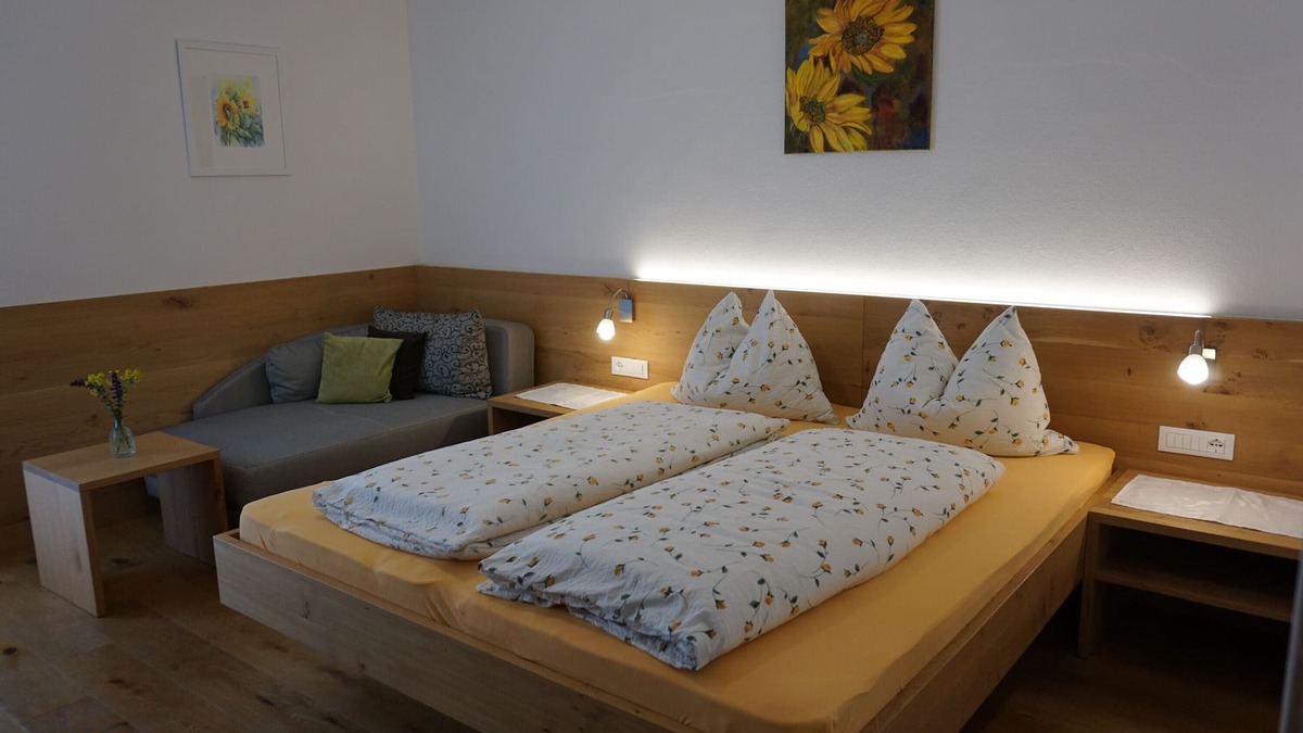 Silandro Apartment | Holiday Apartment "Sonnenblume" with balcony