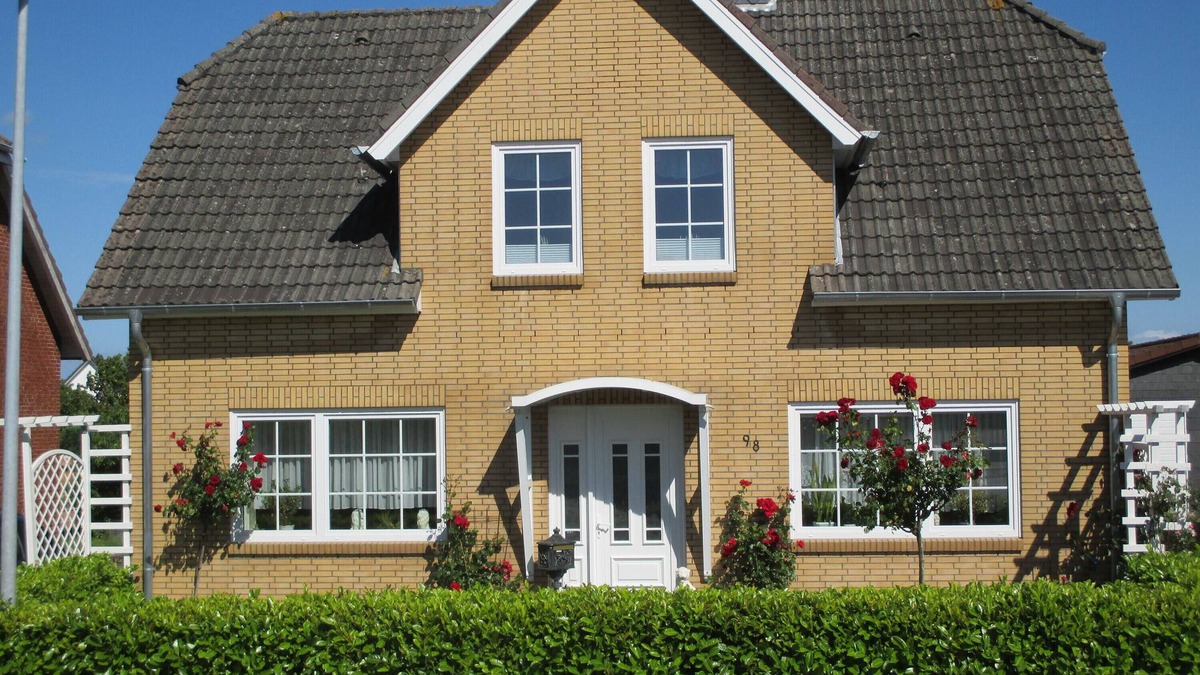Kappeln Apartment | Holiday Apartment 'Stadtrand' with Private Garden and Wi-Fi