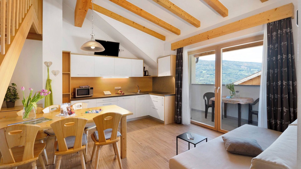 Issengo Apartment | Holiday Apartment "Stiflerhof Apt Edelweiss" with Mountain View, Shared Garden & Wi-Fi
