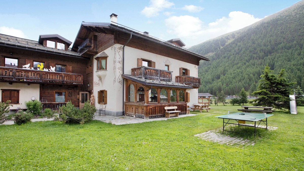 Livigno Apartment | Holiday Apartment 'Ulivo Chalet Cambra' with Mountain View & Private Balcony