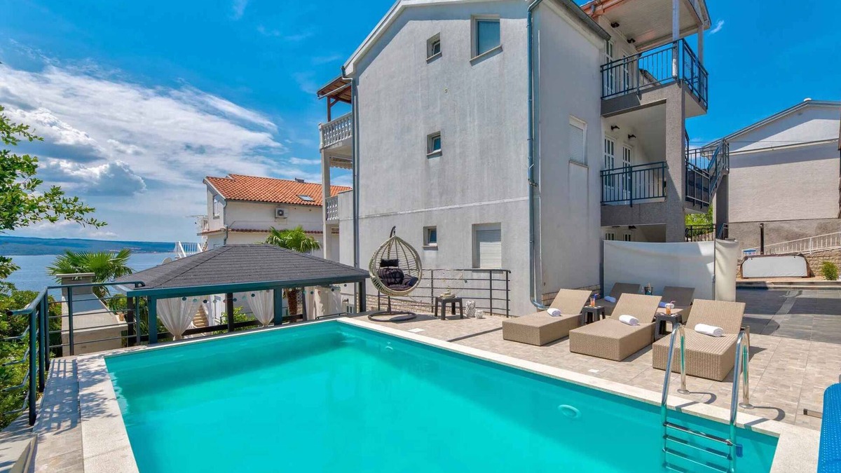 Dramalj Apartment | Holiday apartment with swimming pool and whirlpool for shared use