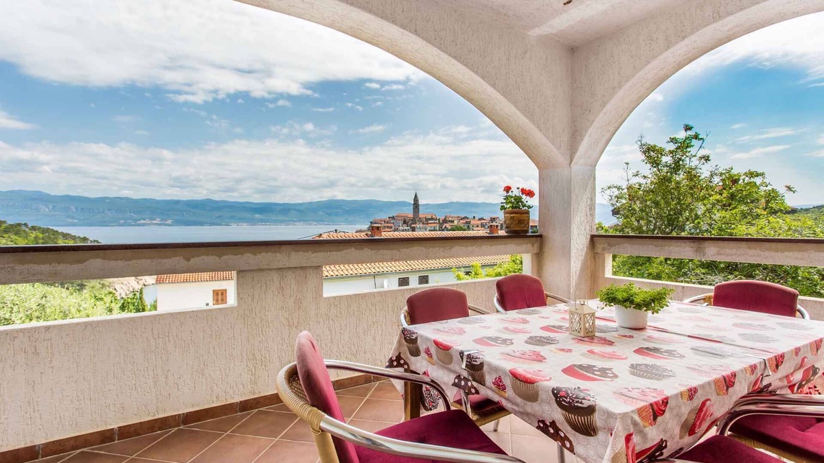 Vrbnik Apartment | Holiday apartment with air conditioning and sea view