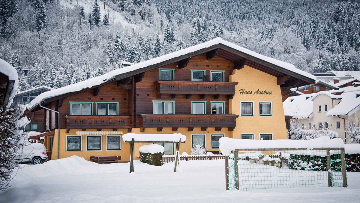 Flachau Apartment | Holiday apartment with views of the mountains and the river