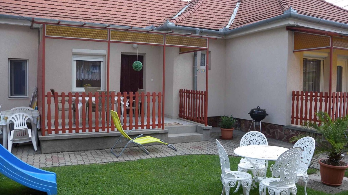 Siofok Apartment | Holiday apartment with barbecue and garden