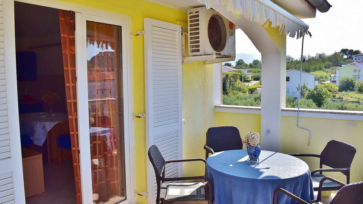 Lopar Apartment | Holiday apartment with balcony and air conditioning