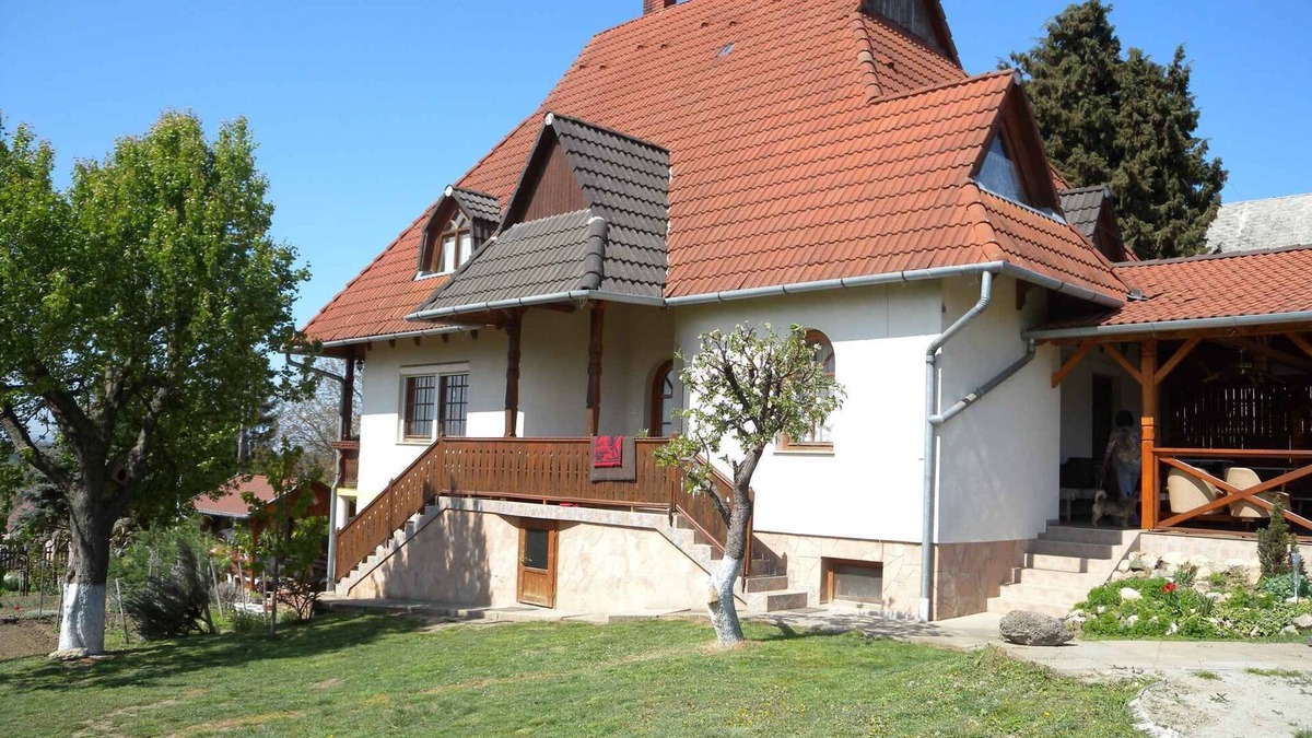 Belatelep Apartment | Holiday apartment with children's playground and pool