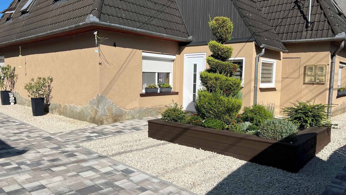 Siofok Apartment | Holiday apartment with garden, barbecue and children's playground in a quiet location