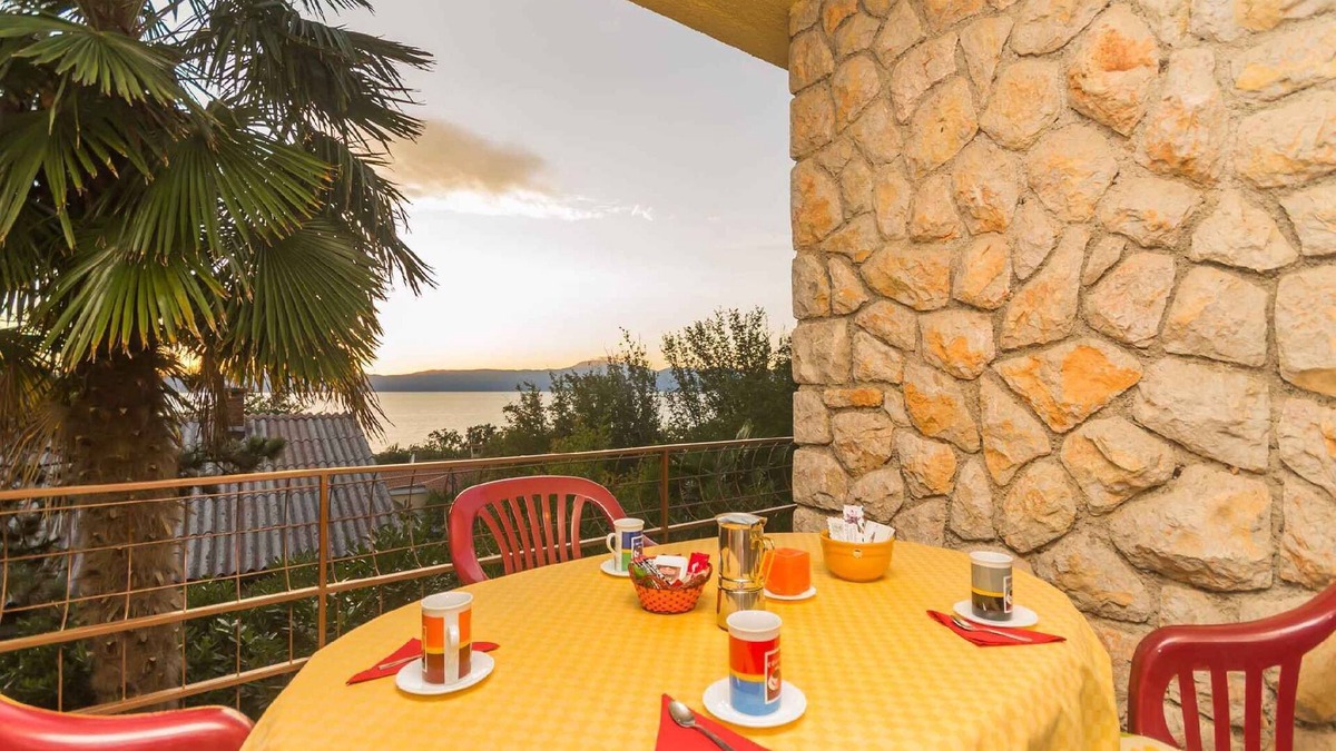 Njivice Apartment | Holiday apartment with terrace and air conditioning