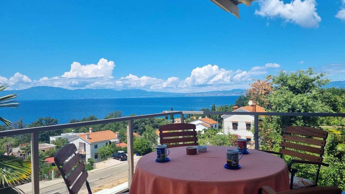 Njivice Apartment | Holiday apartment with terrace and balcony overlooking the sea