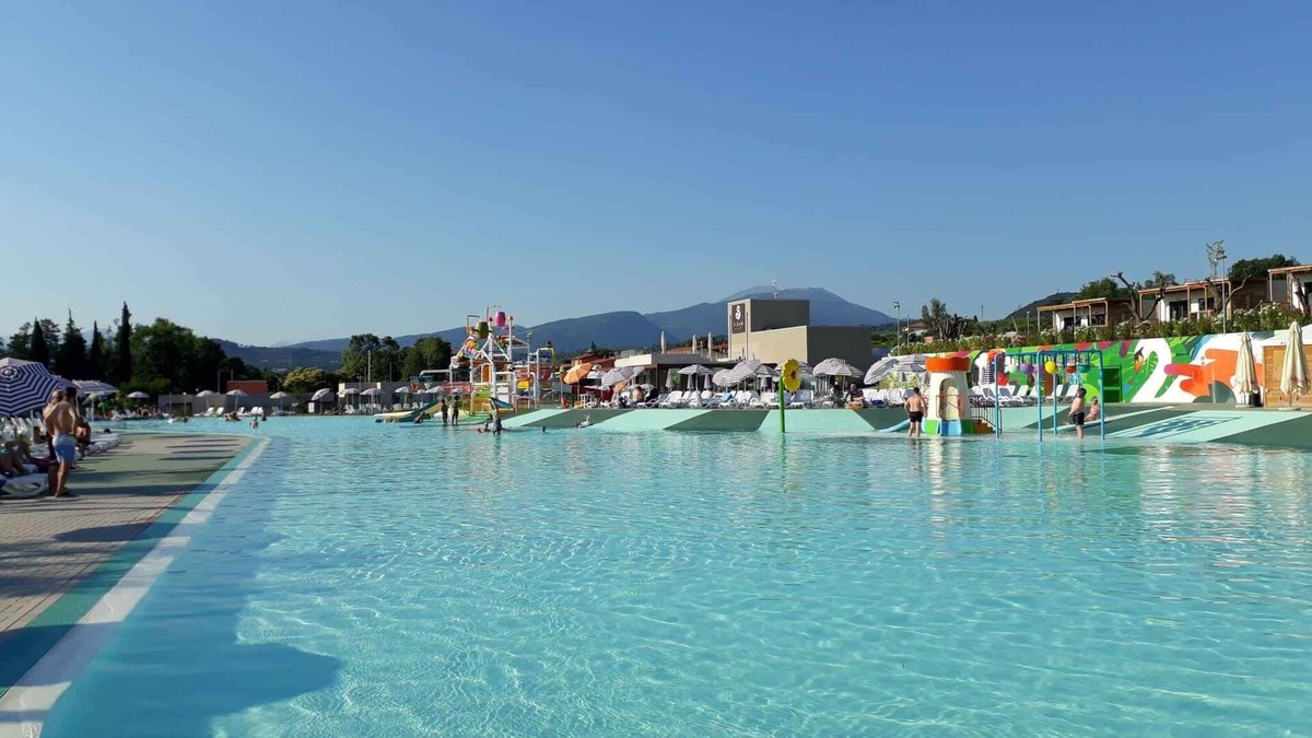 Cisano Apartment | Holiday apartment with outdoor pool and balcony