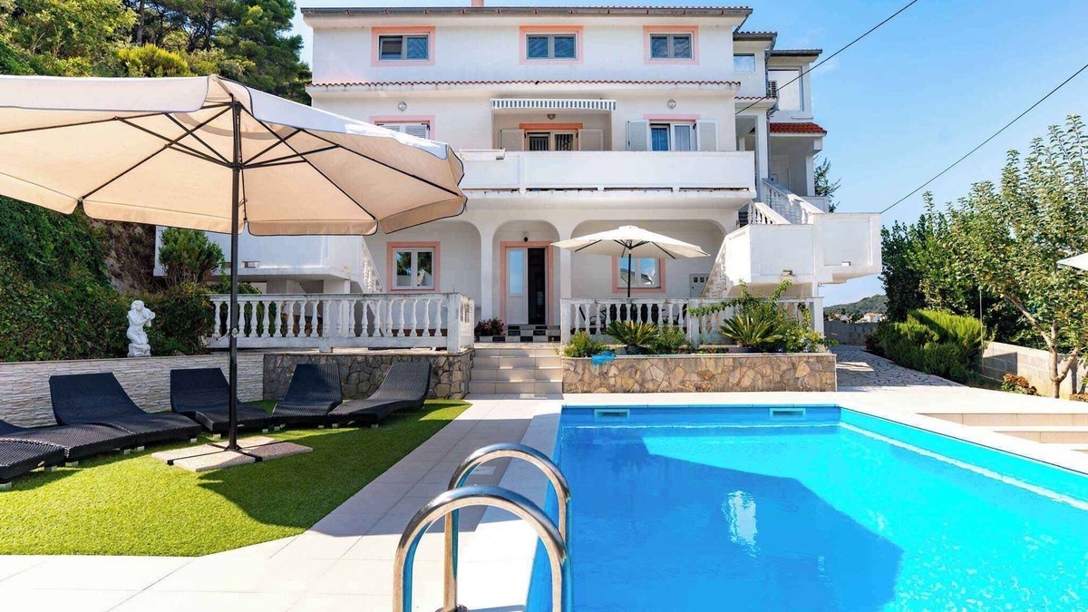 Kampor Apartment | Holiday apartment with pool and garden