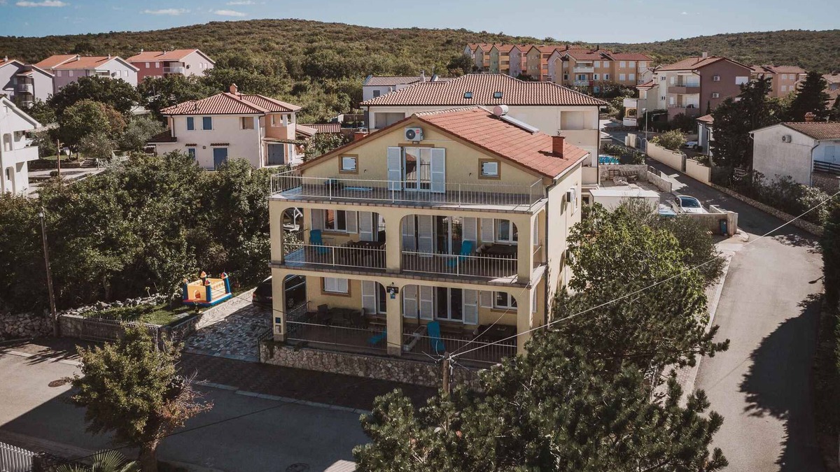 Klimno Apartment | Holiday apartment with sea view, air conditioning and close to the beach