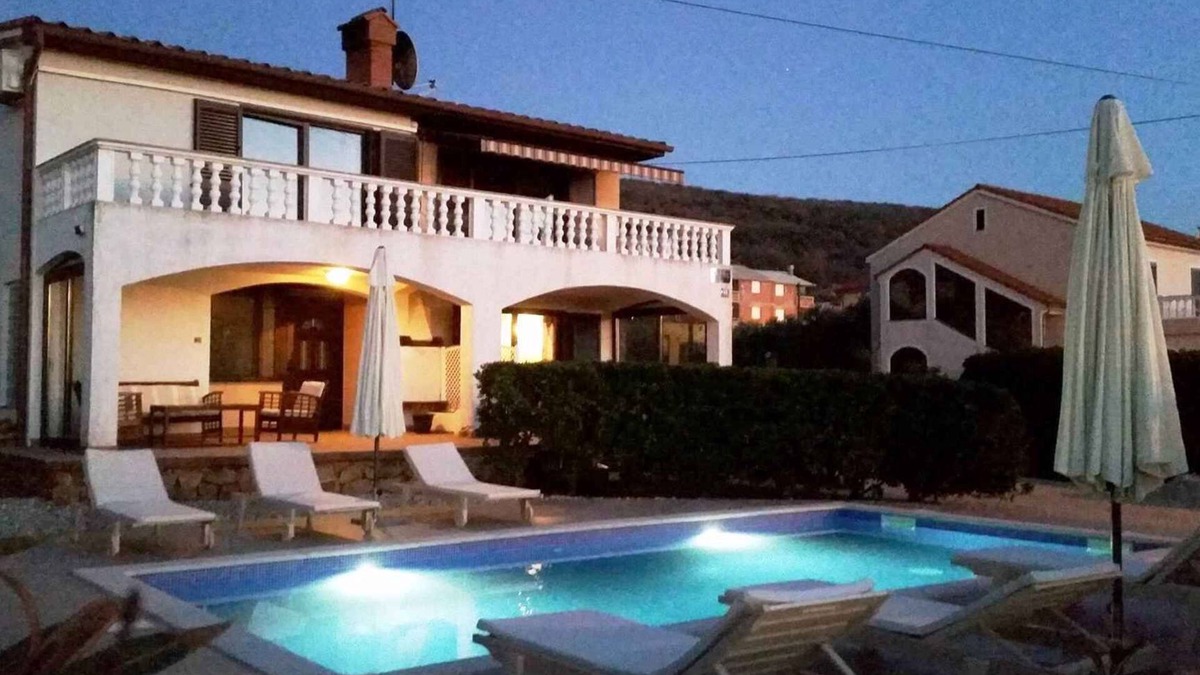 Punat Apartment | Holiday apartment with use of pool and balcony