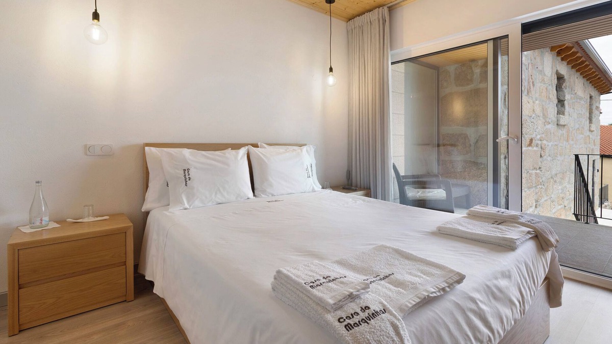 Valpacos Apartment | Holiday Bedroom 'Quarto Duplo Gingeira' with Mountain View, Wi-Fi and Air Conditioning
