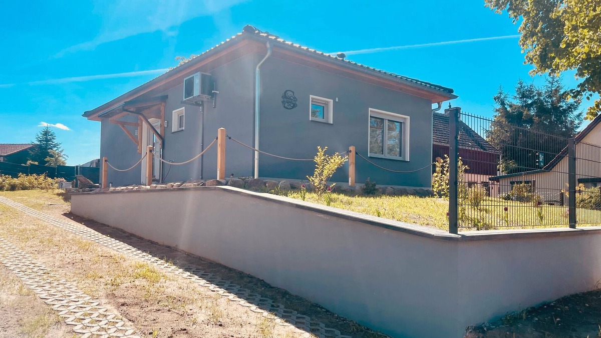 Warnitz House | Holiday Home 'Zur Schwalbe' with Private Terrace, Wi-Fi and Air Conditioning