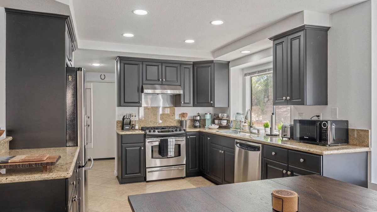 Castaic House | Holiday Dream Stay -Pool & Spa, Pool Table, Ping Pong & Games by Magic Mountain