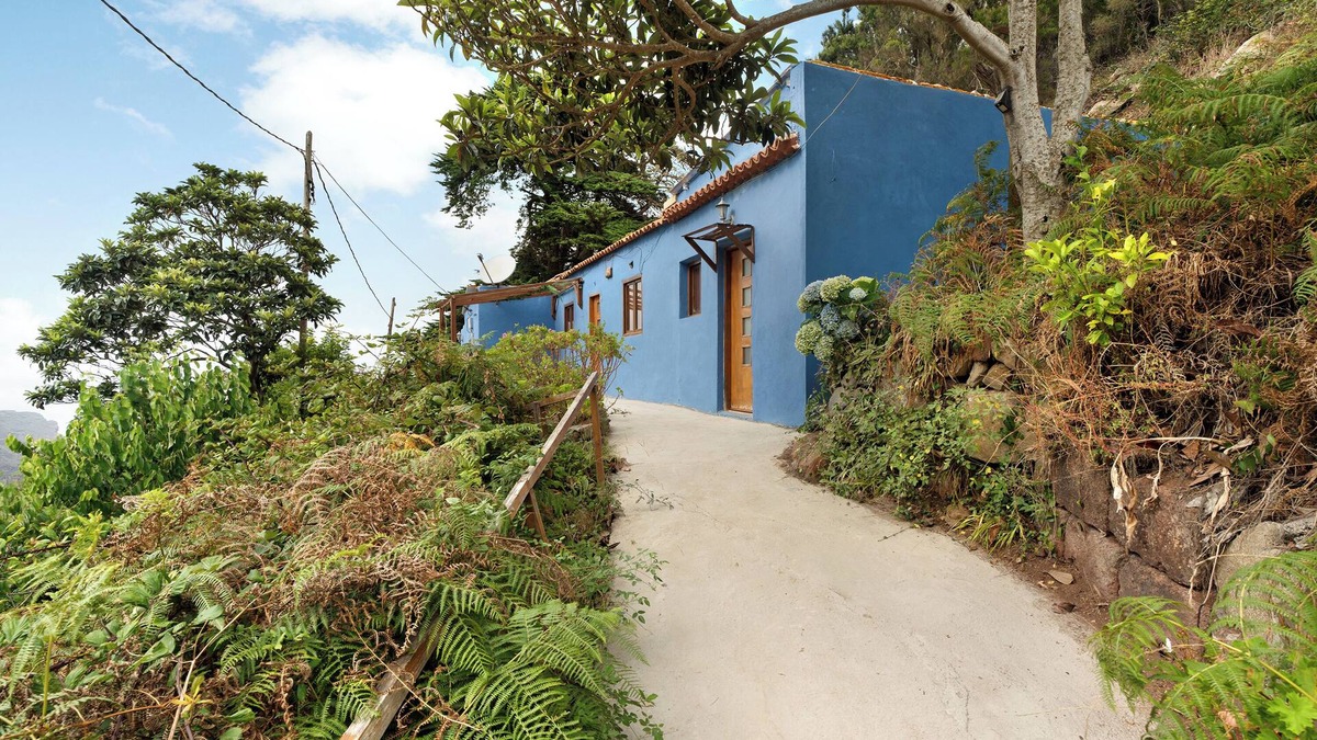 Santa Cruz de Tenerife Ski Chalet | Holiday Home 'Casa Azul del Roque Negro' with Sea View, Terrace and Wi-Fi
