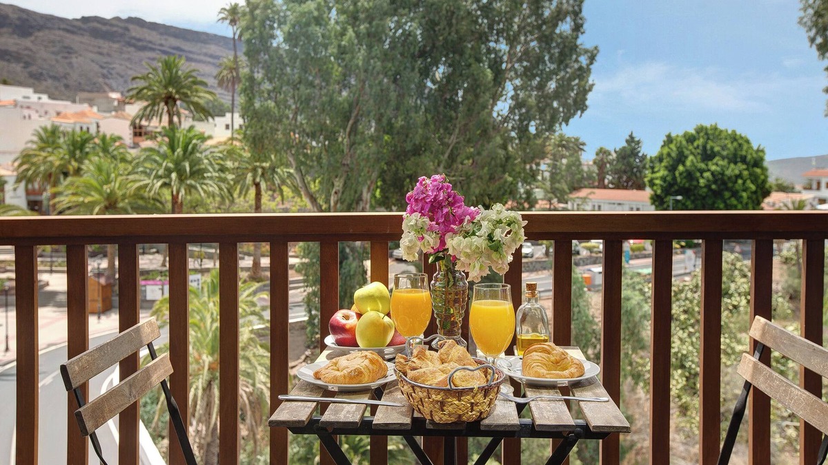 Santa Lucia Apartment | Holiday Home 'Cottage Santa Lucía 1' with Terrace, Shared Garden & Wi-Fi